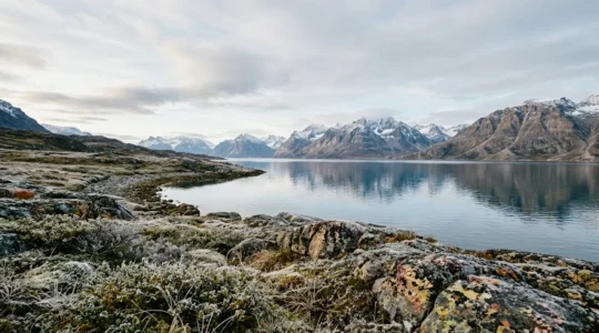 Une scène naturelle préservée illustrant la fragilité des écosystèmes face aux impacts du tourisme