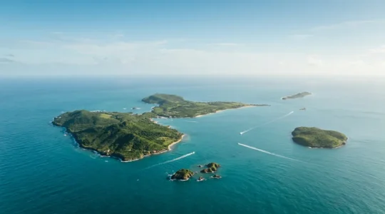Vue aérienne éditoriale de l'archipel guadeloupéen montrant les îles satellites dispersées dans les eaux turquoise des Caraïbes