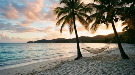 Instant de calme et de sérénité sur une plage de Guadeloupe au coucher du soleil