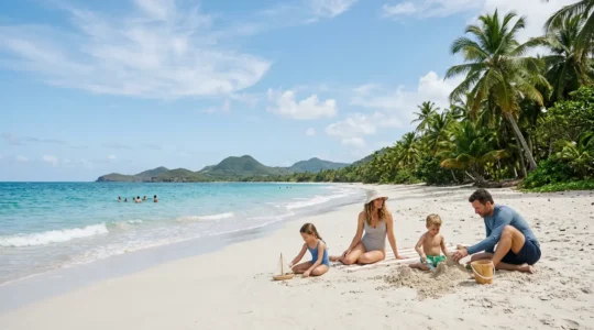 Famille avec jeunes enfants préparant leurs affaires de voyage pour la Guadeloupe sur une plage tropicale paradisiaque