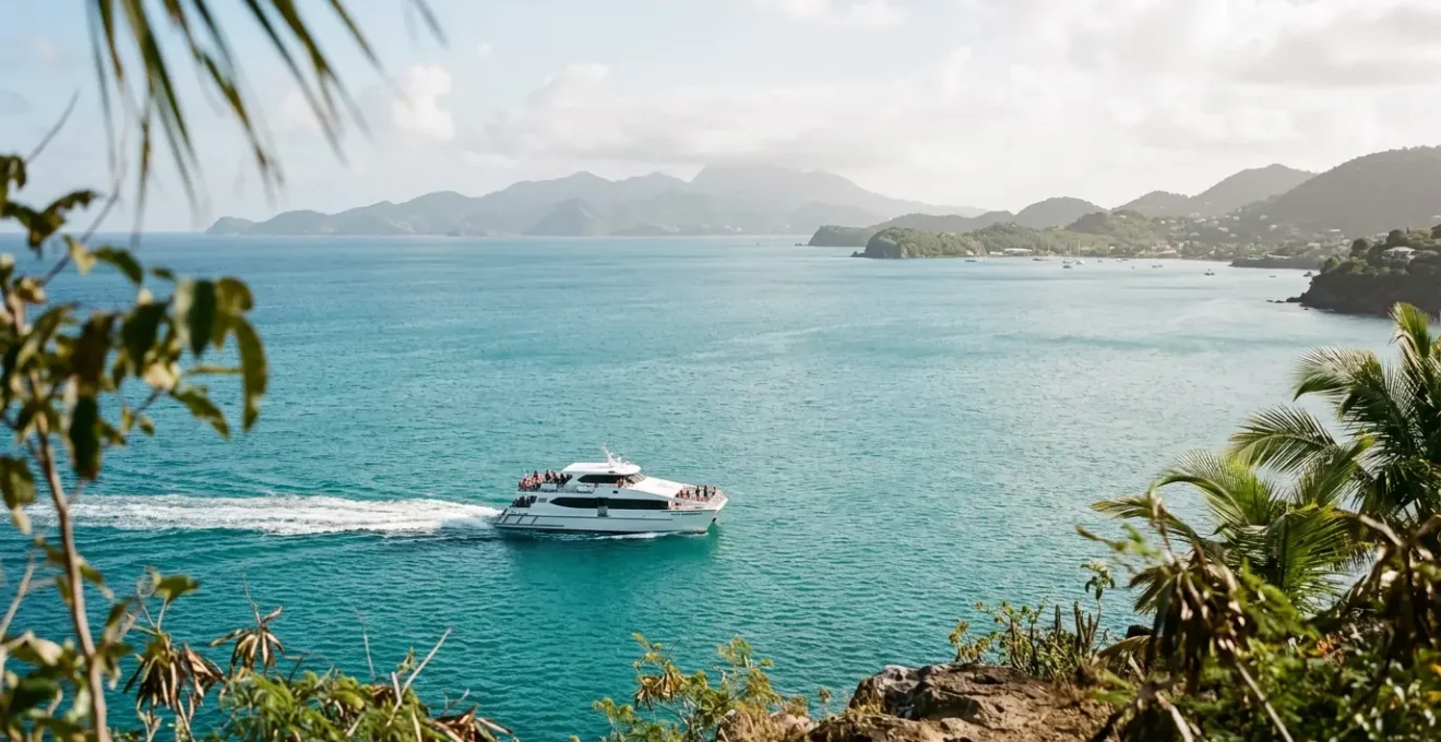 Vue panoramique d'un ferry traversant les eaux turquoise entre deux îles de la Guadeloupe sous un ciel ensoleillé