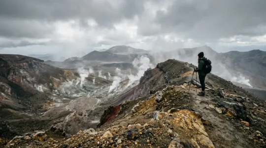 Randonneur au sommet du volcan de la Soufrière en Guadeloupe entouré de fumerolles