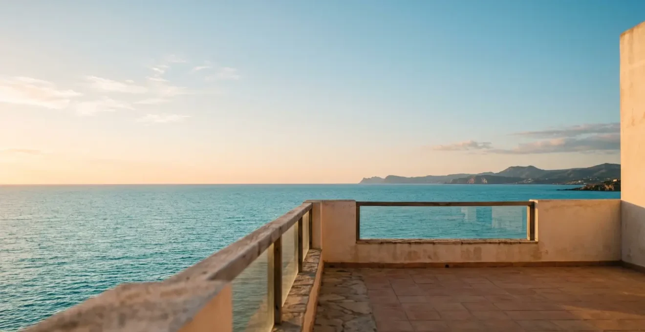 Vue depuis une terrasse donnant sur la mer avec espace négatif, composition épurée illustrant le choix de location en bord de mer