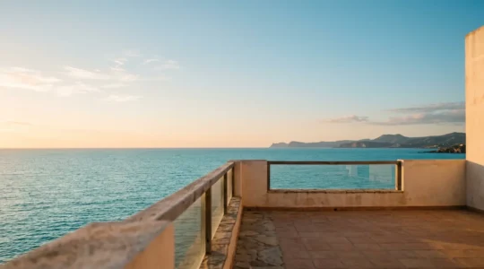 Vue depuis une terrasse donnant sur la mer avec espace négatif, composition épurée illustrant le choix de location en bord de mer