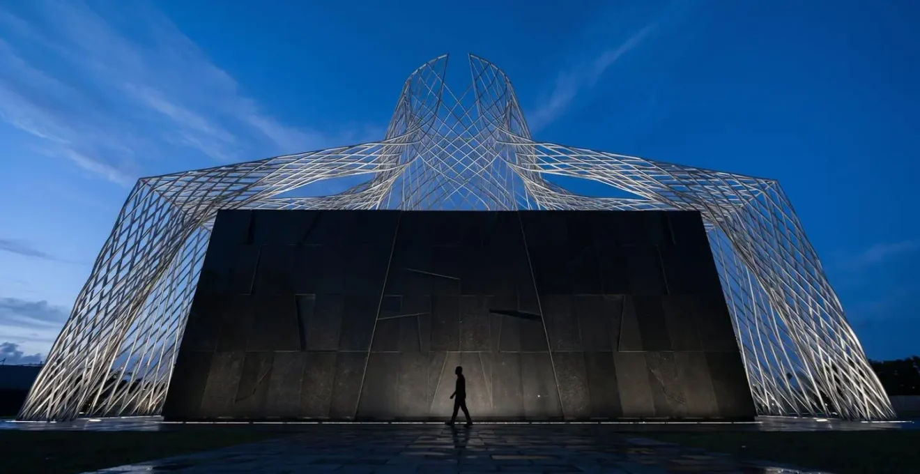 Architecture emblématique du Mémorial ACTe avec sa résille argentée symbolisant les racines arrachées