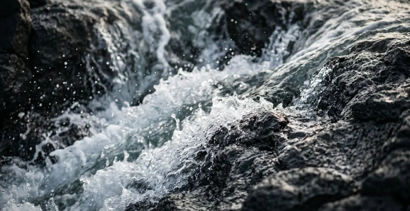 Représentation visuelle du phénomène de crue éclair dans un bassin versant de montagne avec flux d'eau torrentiel