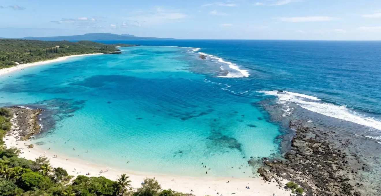 Vue aérienne d'un lagon turquoise protégé par une barrière de corail avec zone peu profonde sécurisée, Grande-Terre