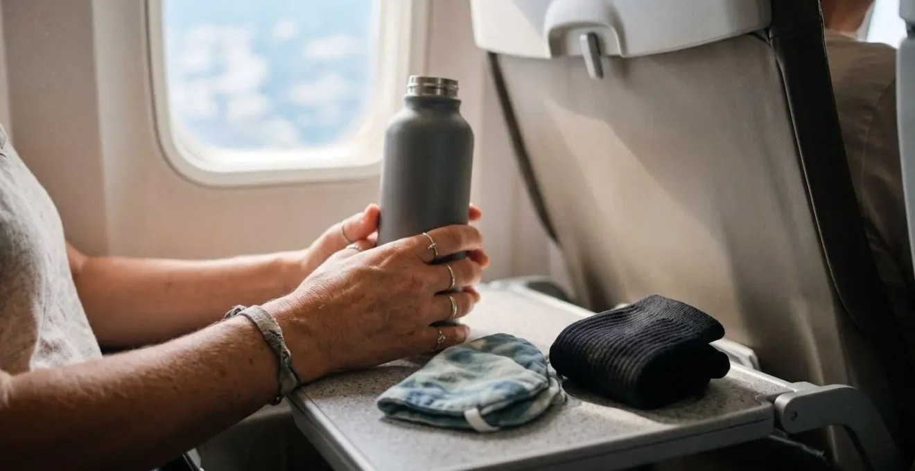 Ambiance de voyage aérien avec éléments évoquant le bien-être et la préparation au long-courrier